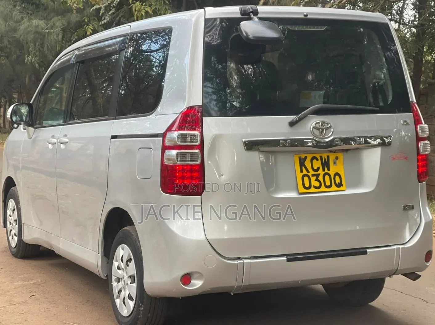 Toyota Noah 2012 Silver
