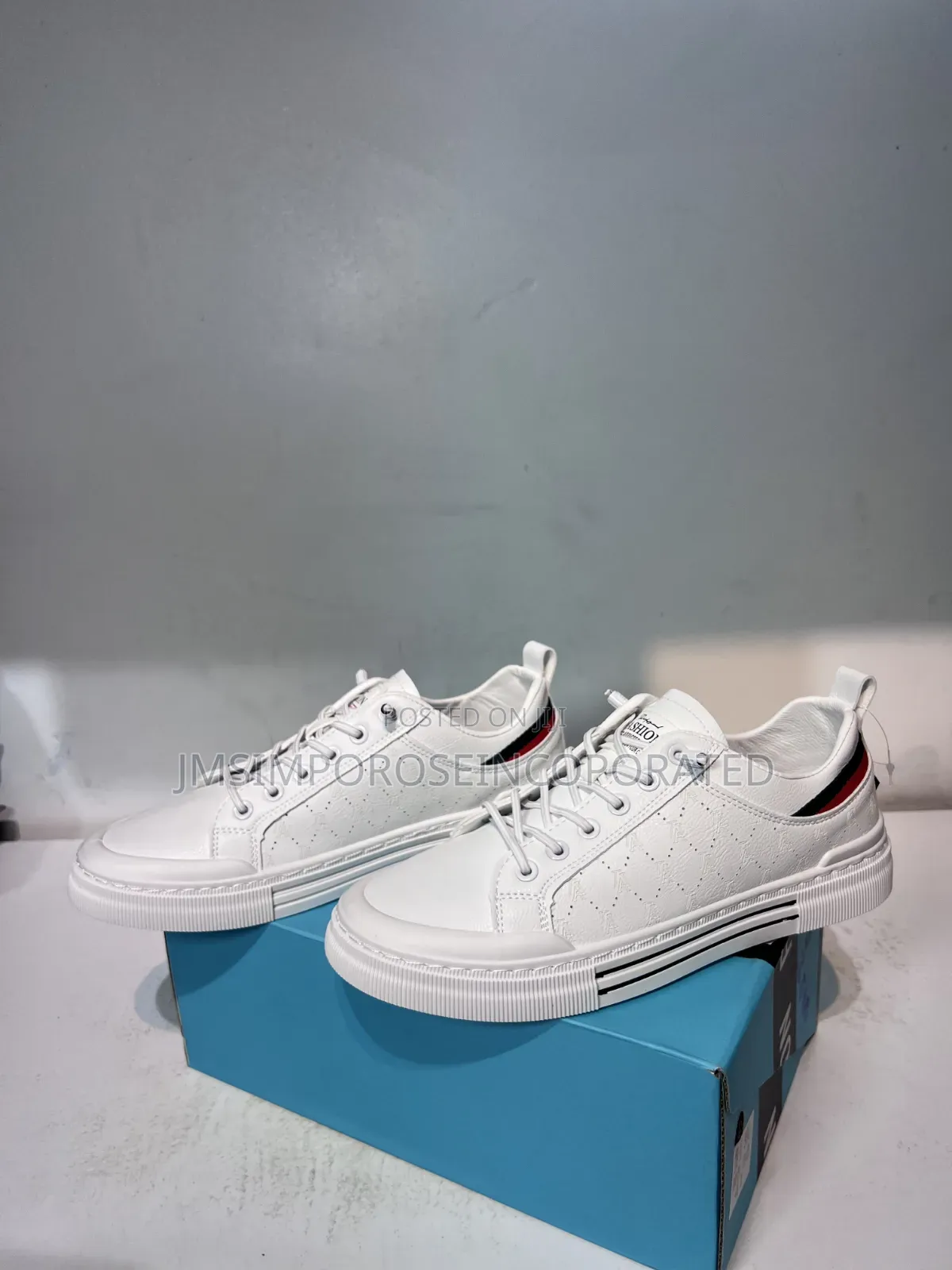 Low Top Casual Fashion Sneaker