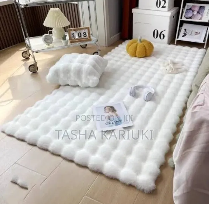 Burbbles Textured Bedside Mat
⚫Soft Faux Rabbit Fur Finish
🟤60×180