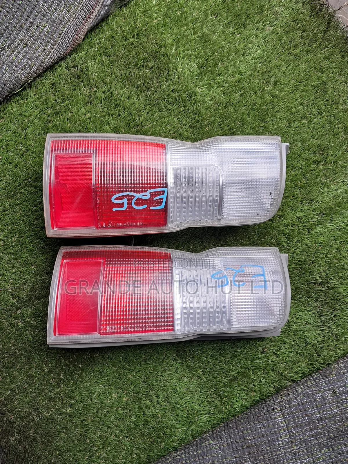 Nissan Caravan E25 Taillights
