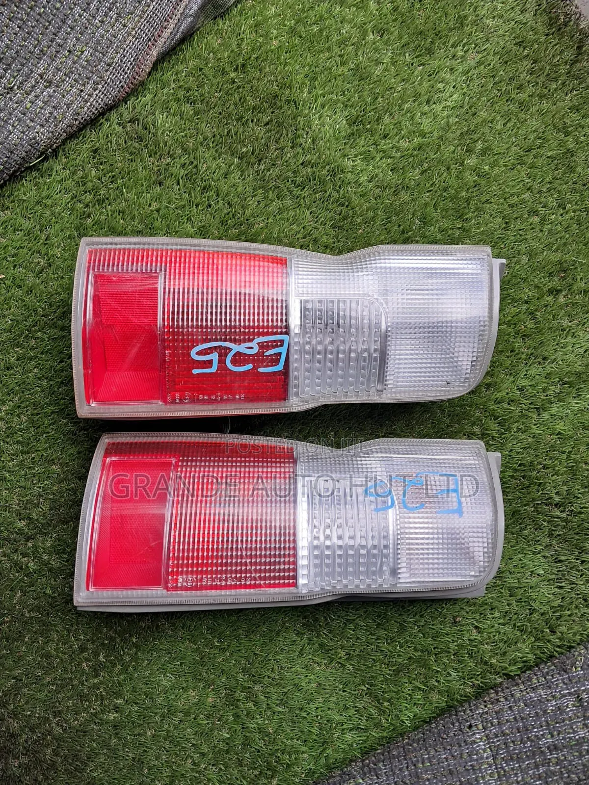 Nissan Caravan E25 Taillights