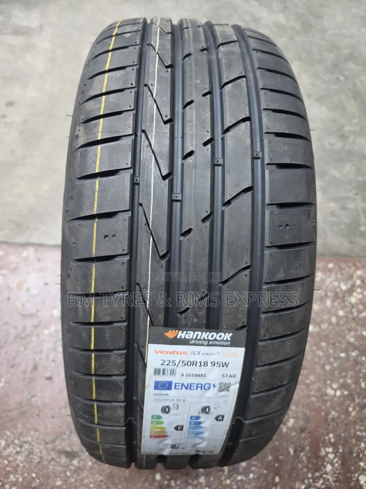 225 /50 R18 Hankhook Tires (Runflat)