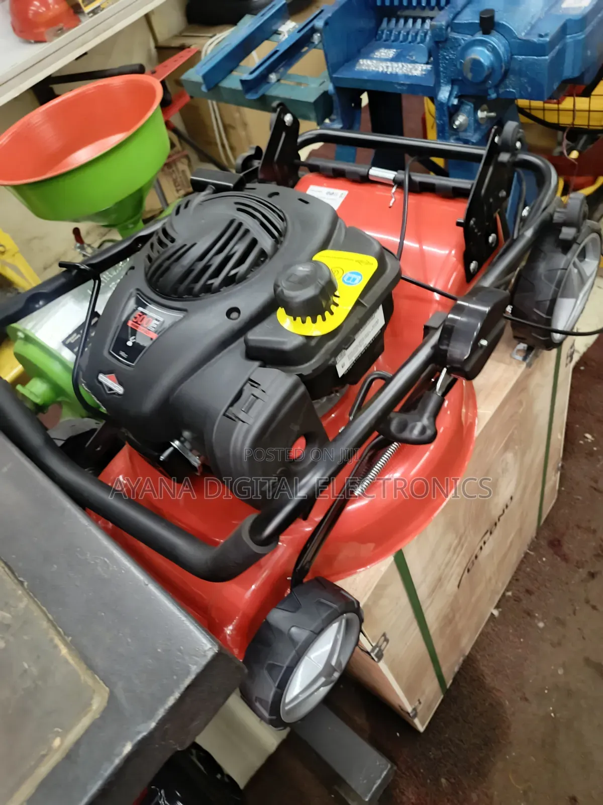 Bricks and Stratton 140cc Gasoline Lawn Mower
