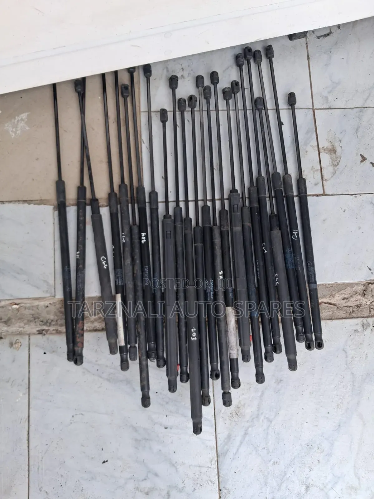 W203/W204/W212 Bonnet Struts