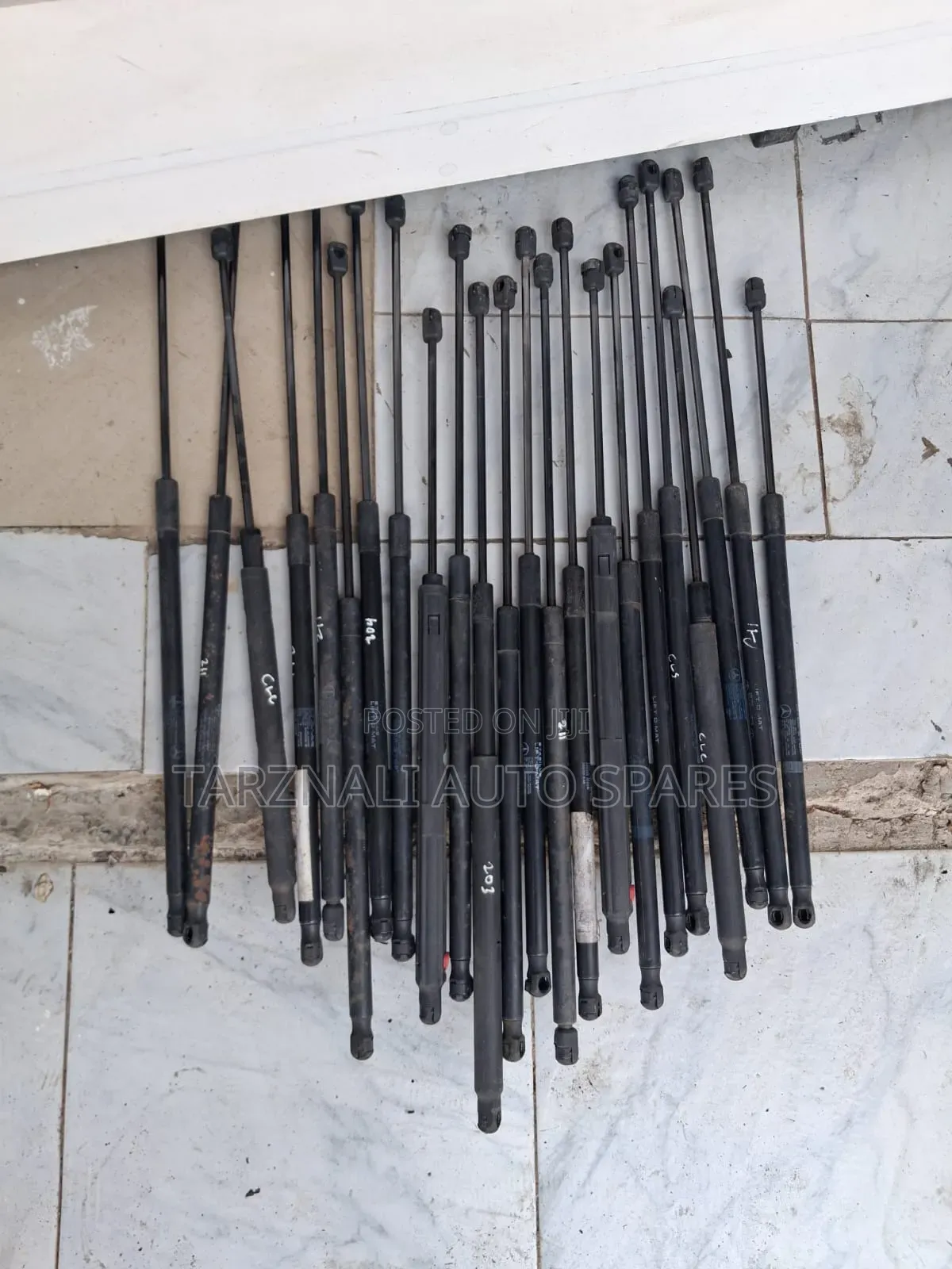 W203/W204/W212 Bonnet Struts