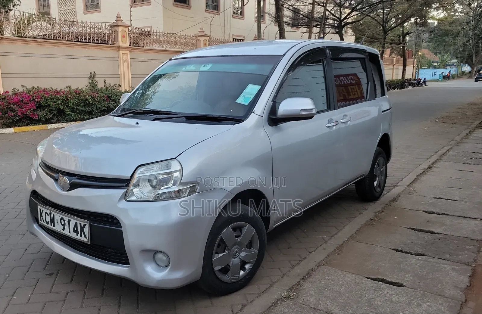 Toyota Sienta 2012
