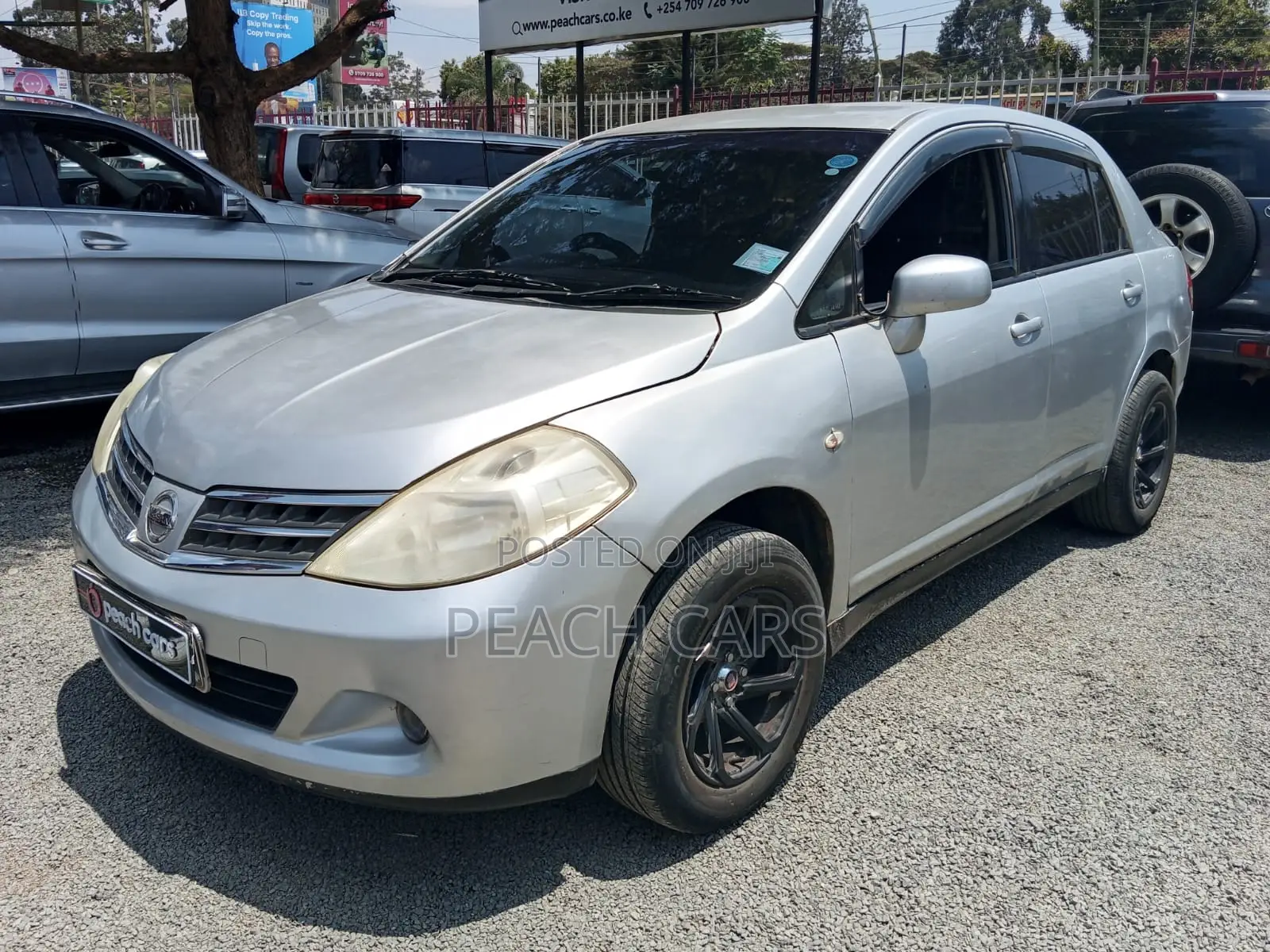 Nissan Tiida 2010 Silver