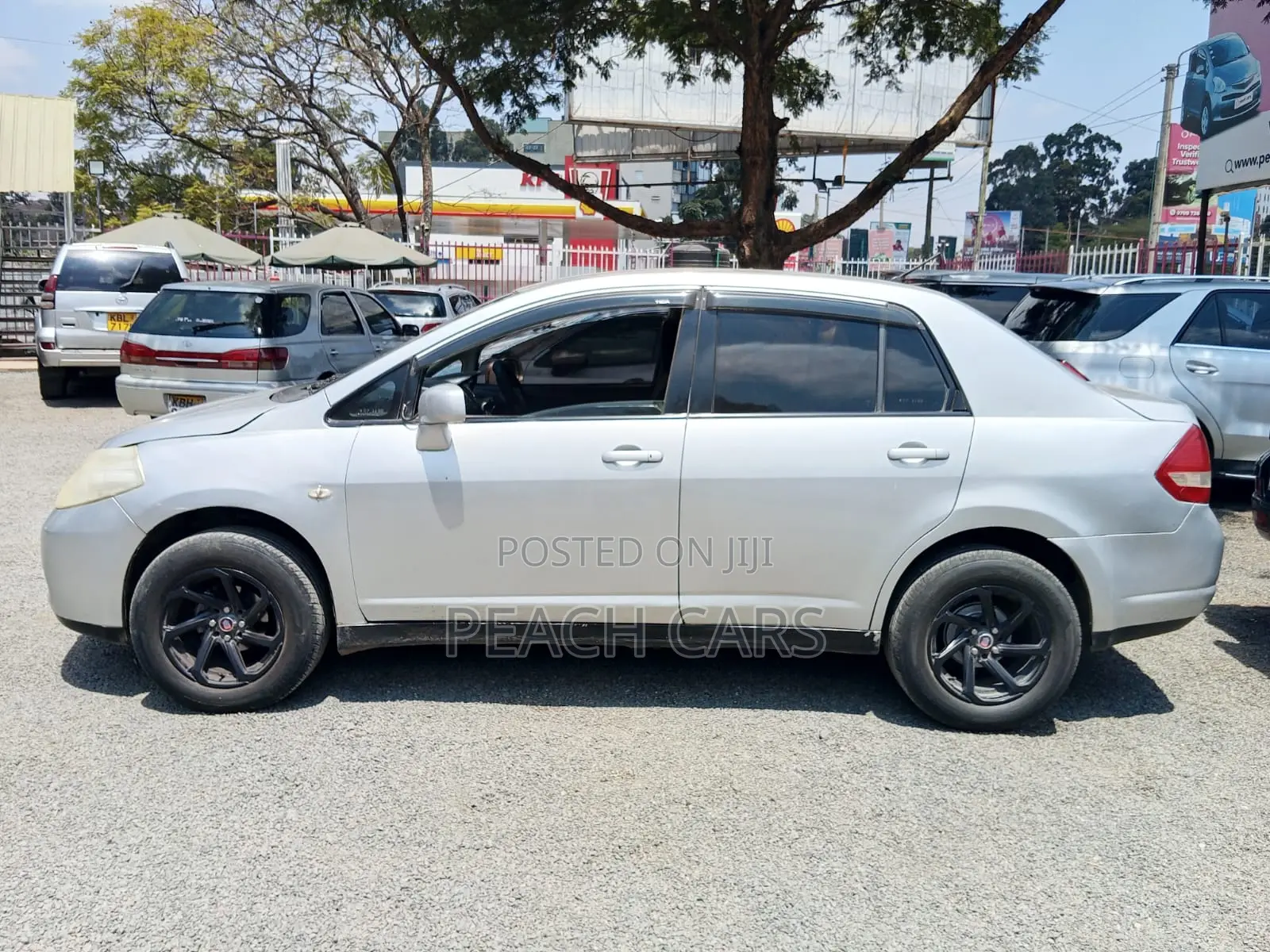 Nissan Tiida 2010 Silver