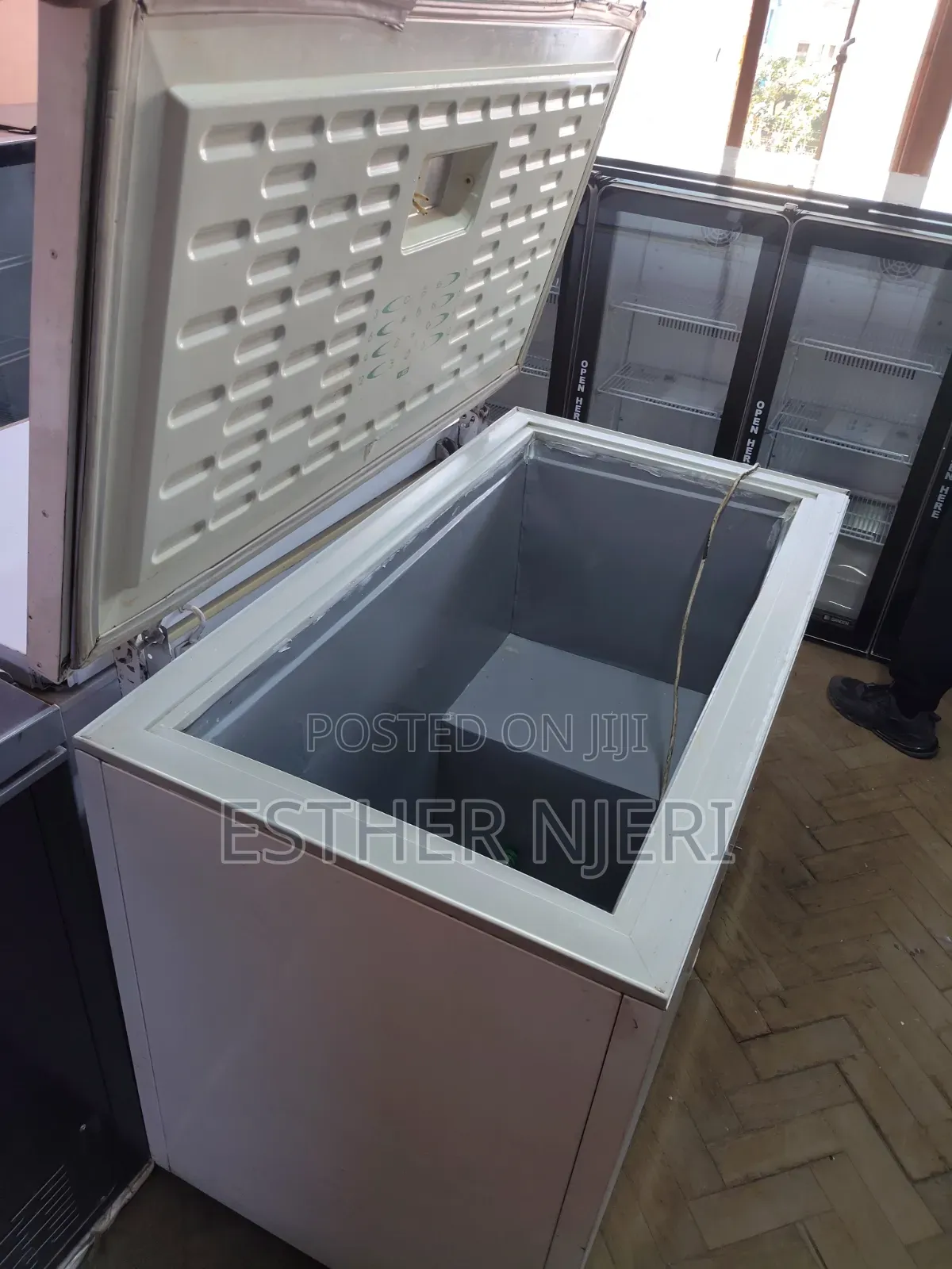 300litres Chest Freezer Pure White