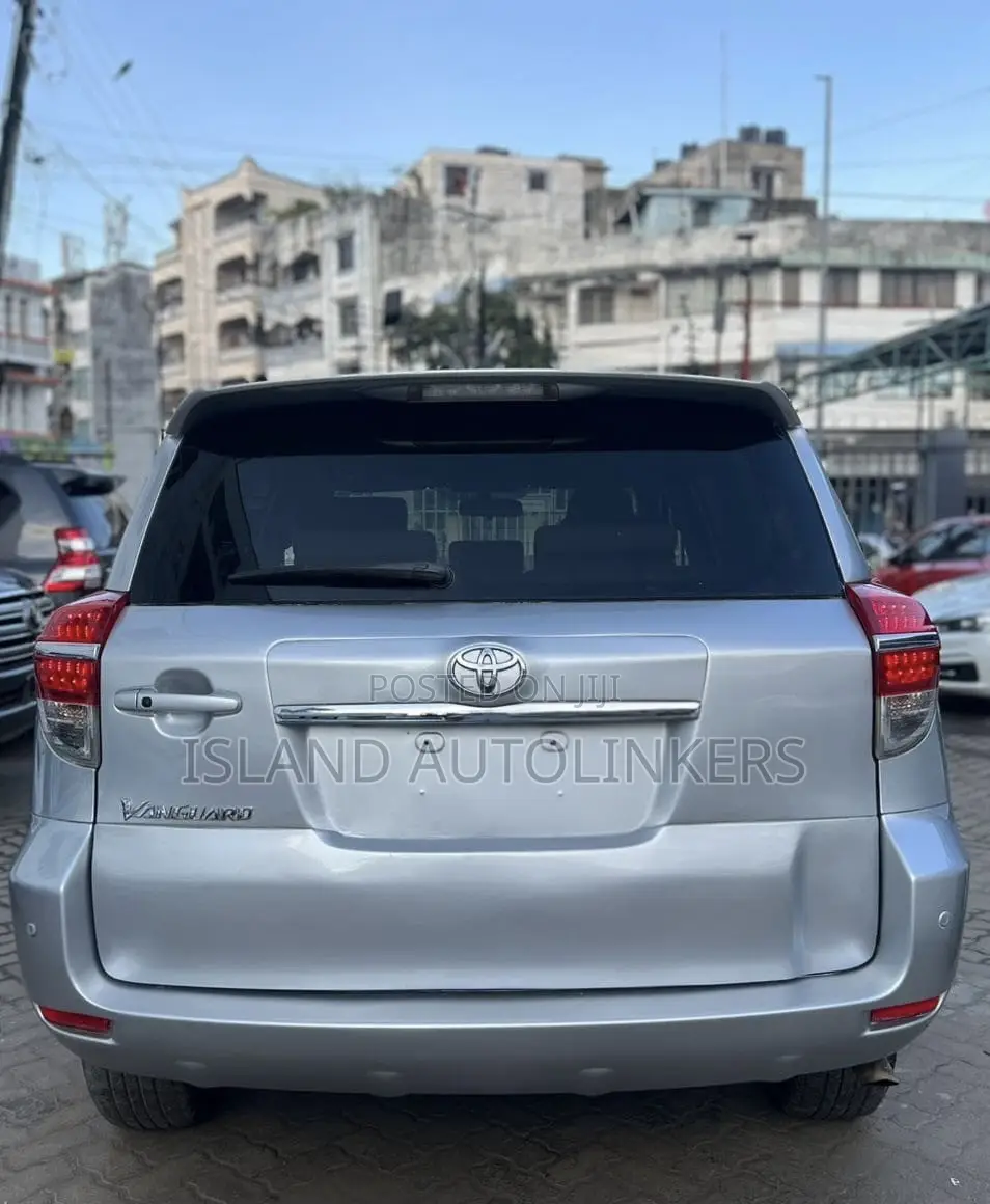 Toyota Vanguard 2011 Silver