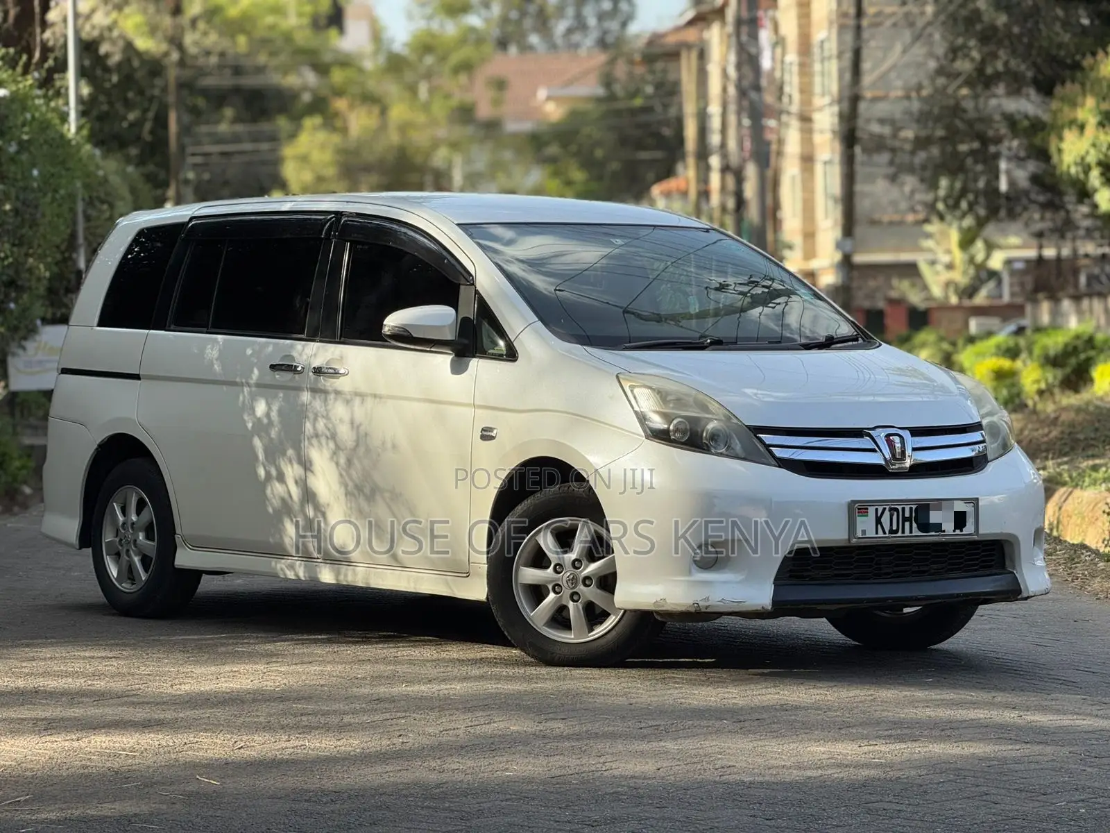 Toyota ISIS 2014 White