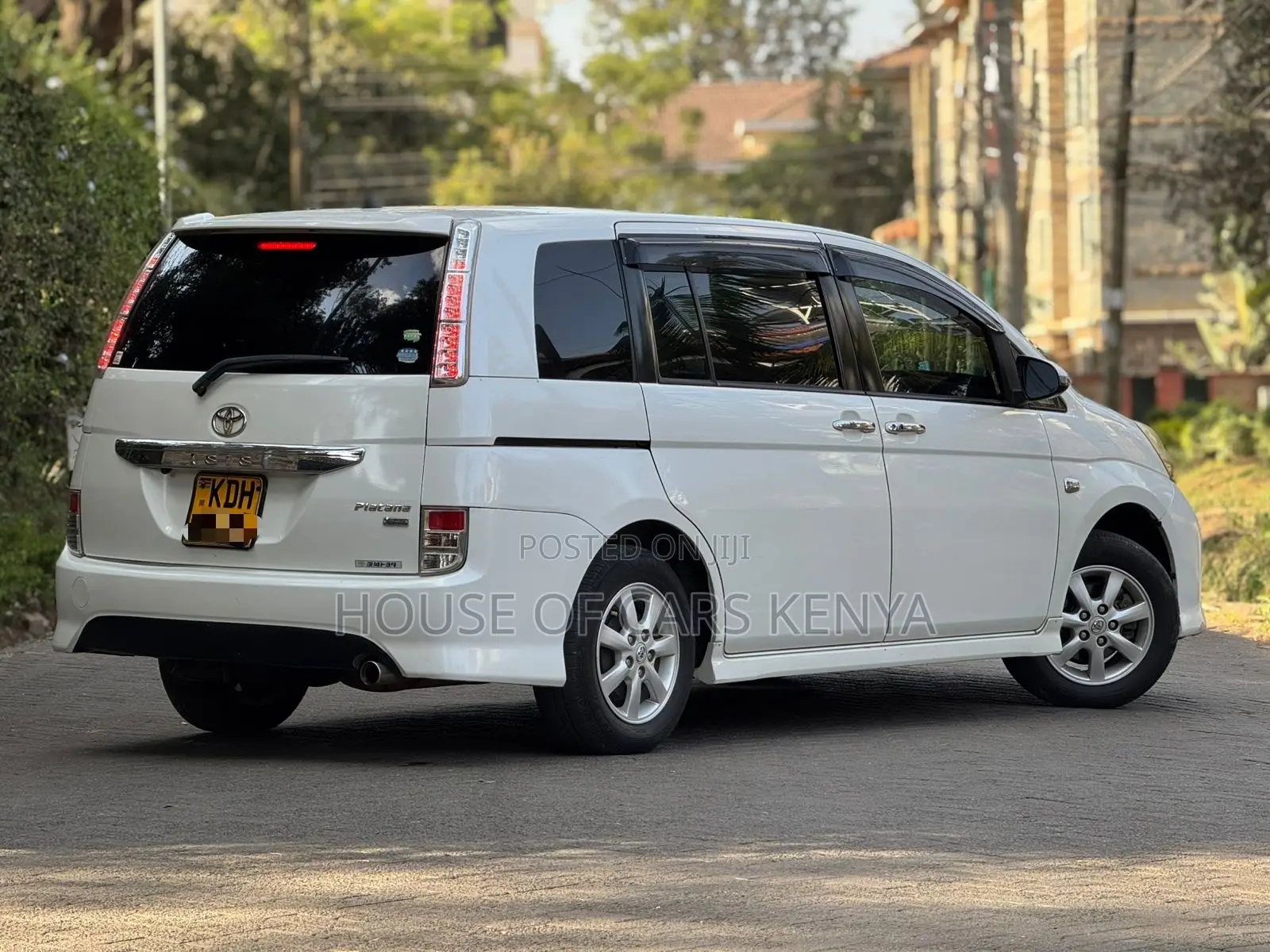 Toyota ISIS 2014 White
