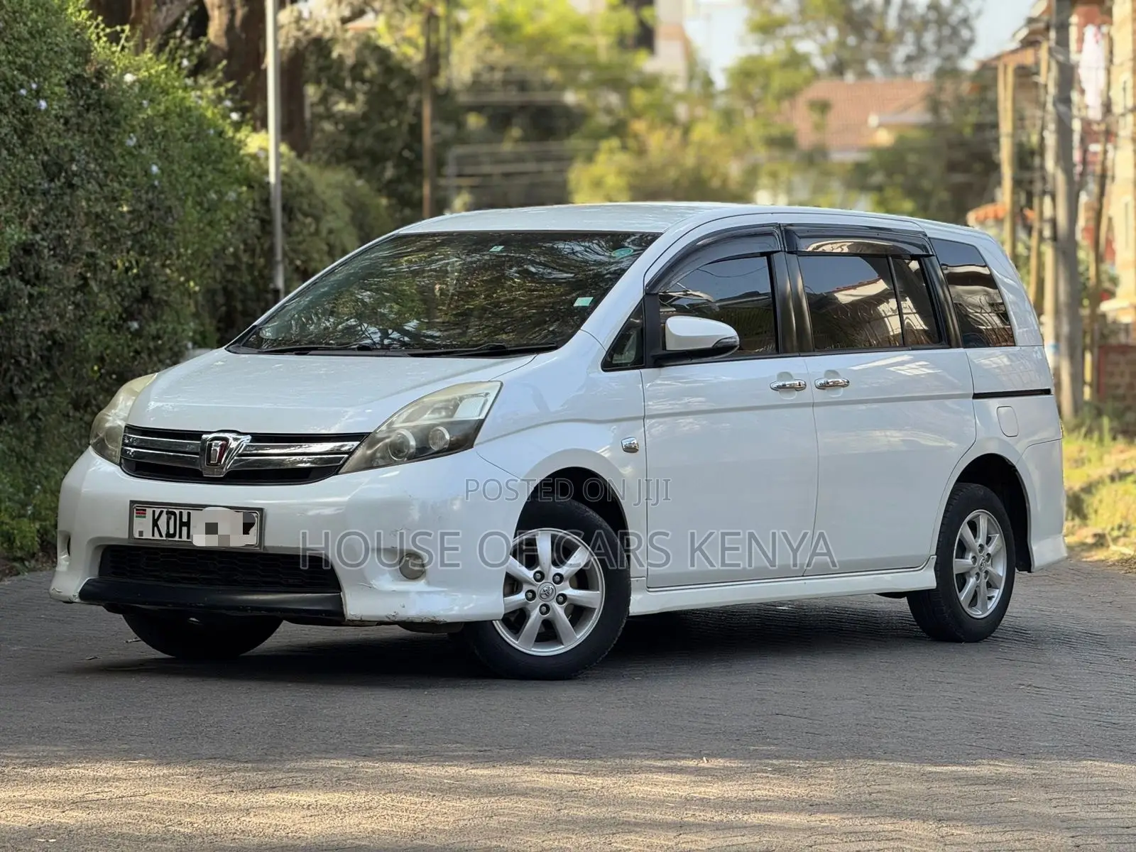 Toyota ISIS 2014 White