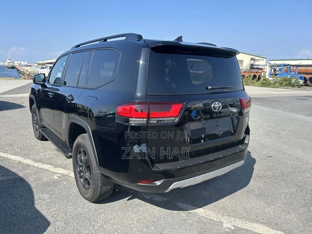 Toyota Land Cruiser LC300 2023 Black