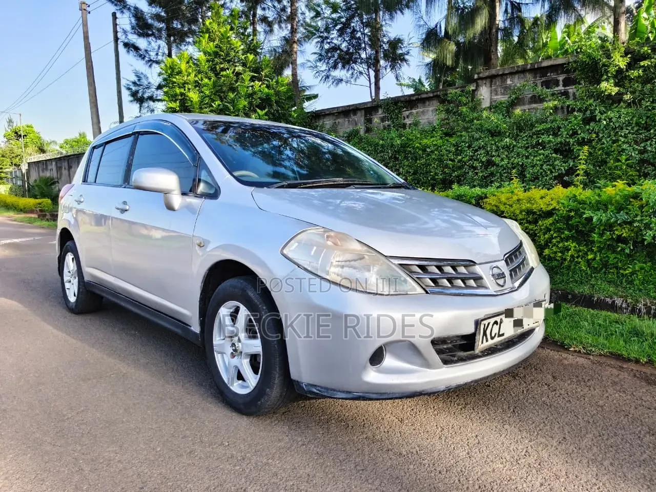 Nissan Tiida 2010 Silver
