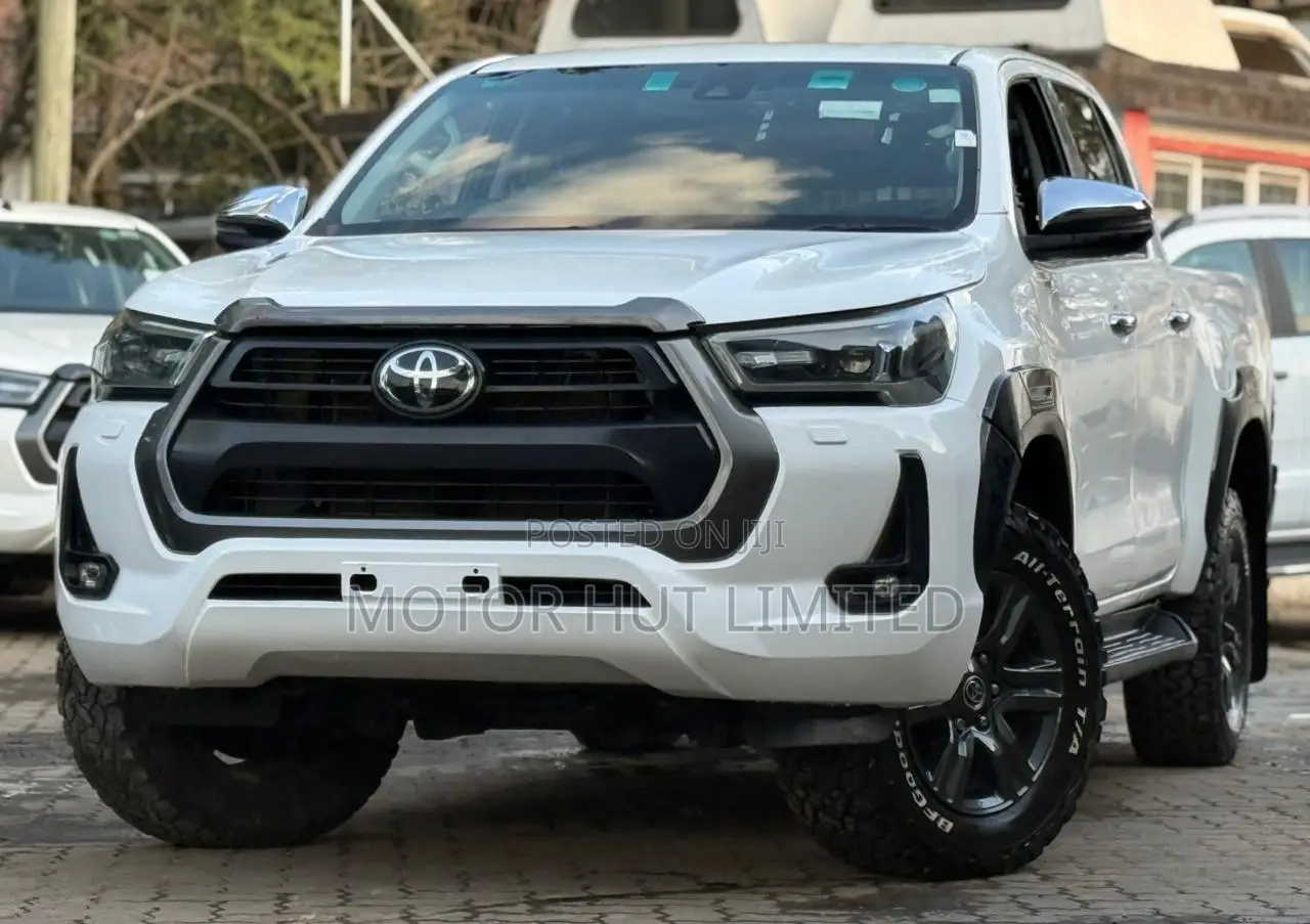 Toyota Hilux 2022 White