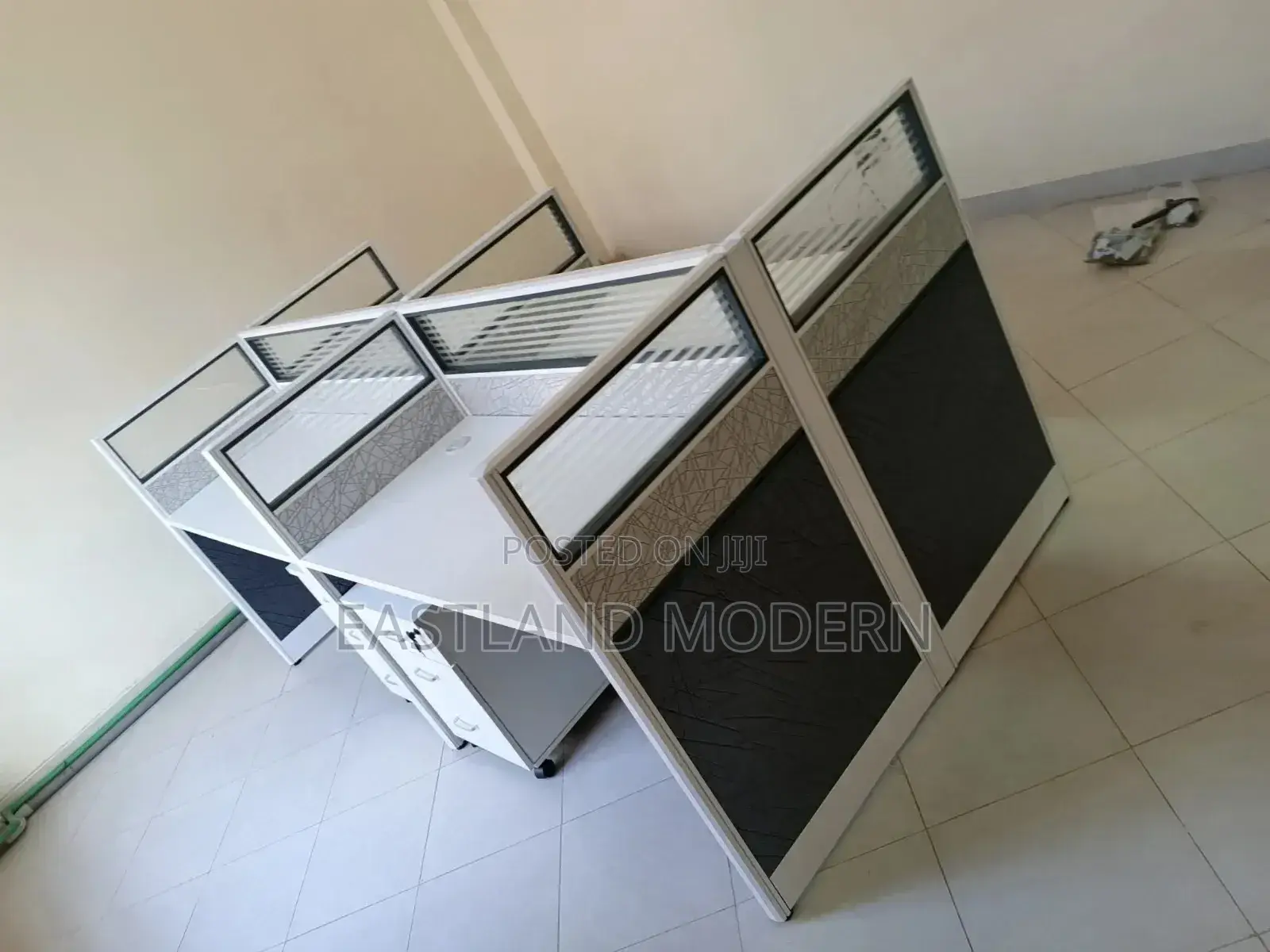 4-Way Office Workstation Desk With Glass Partition