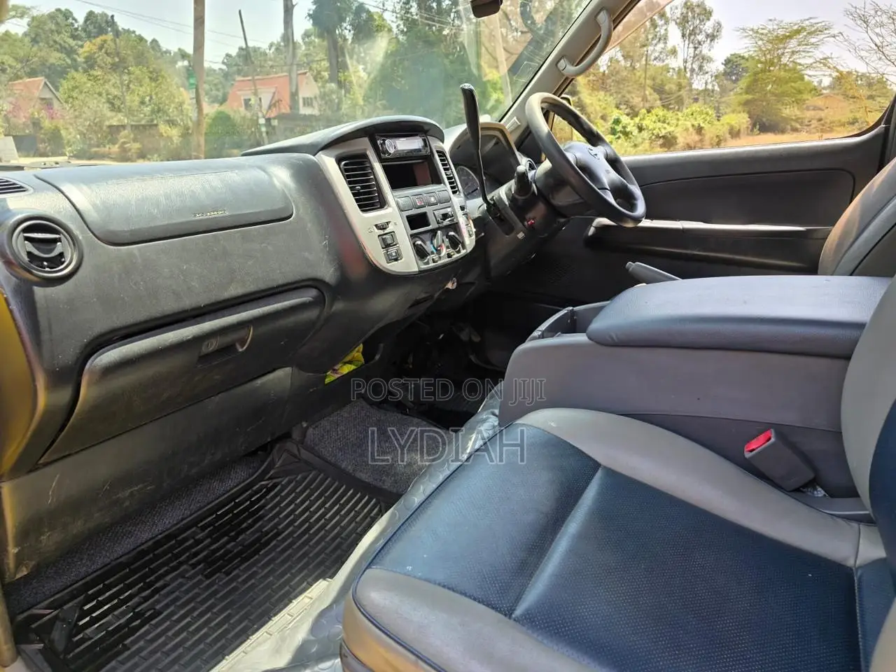 Nissan Caravan (Urvan) 2010 Yellow