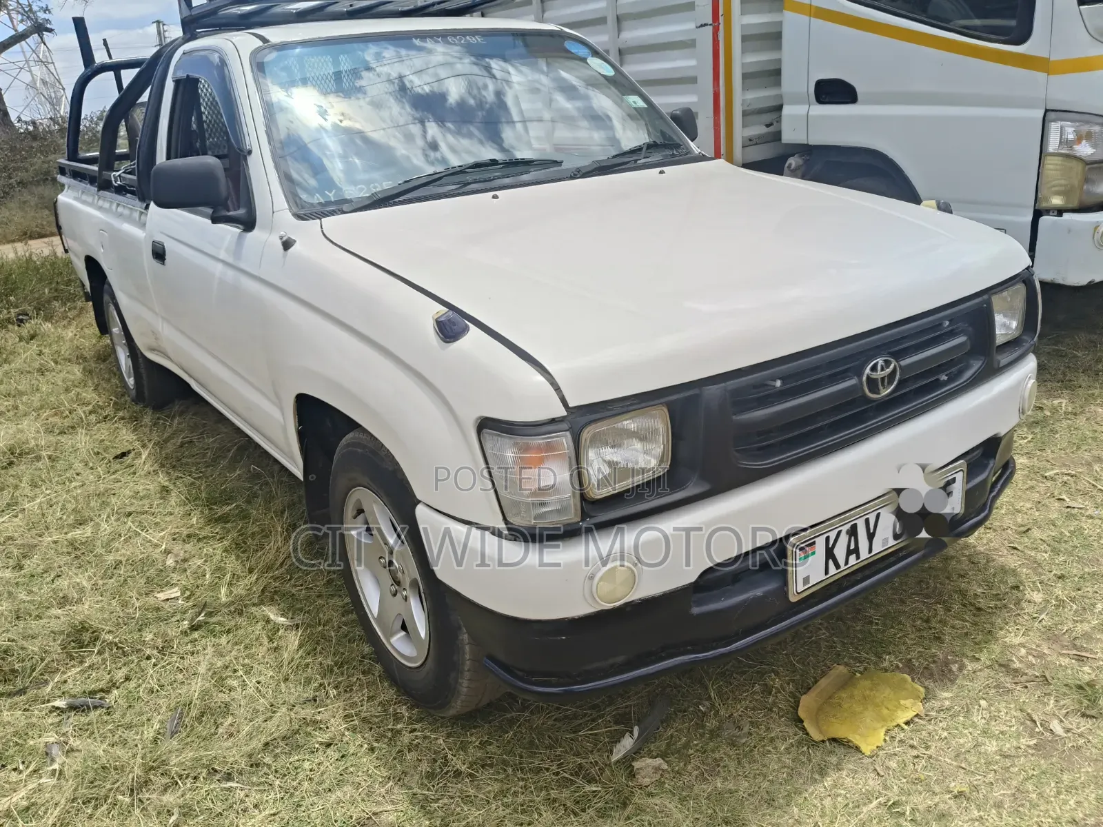Toyota Hilux 2001 White