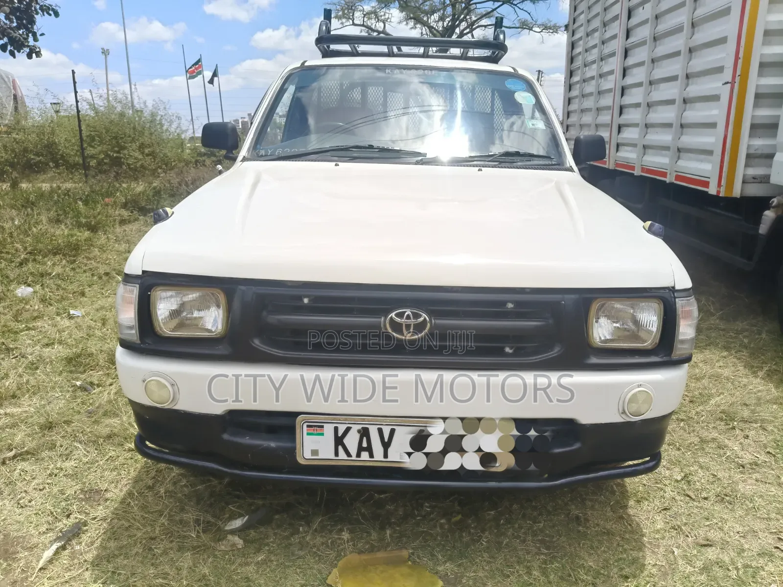 Toyota Hilux 2001 White