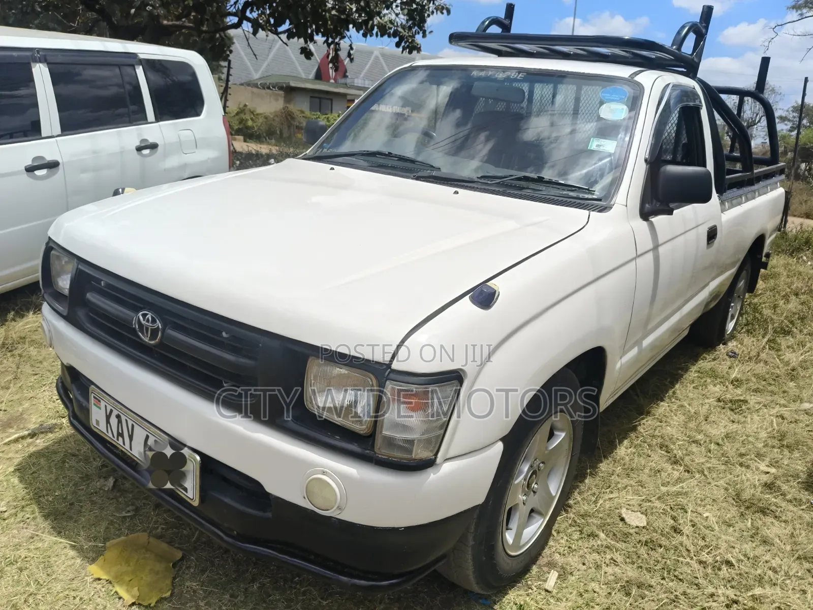 Toyota Hilux 2001 White