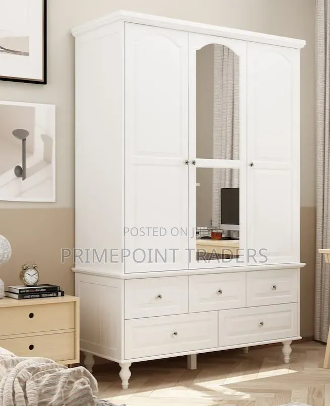 Luxury Modern Wooden Wardrobe – Executive Style & Ample Storage
