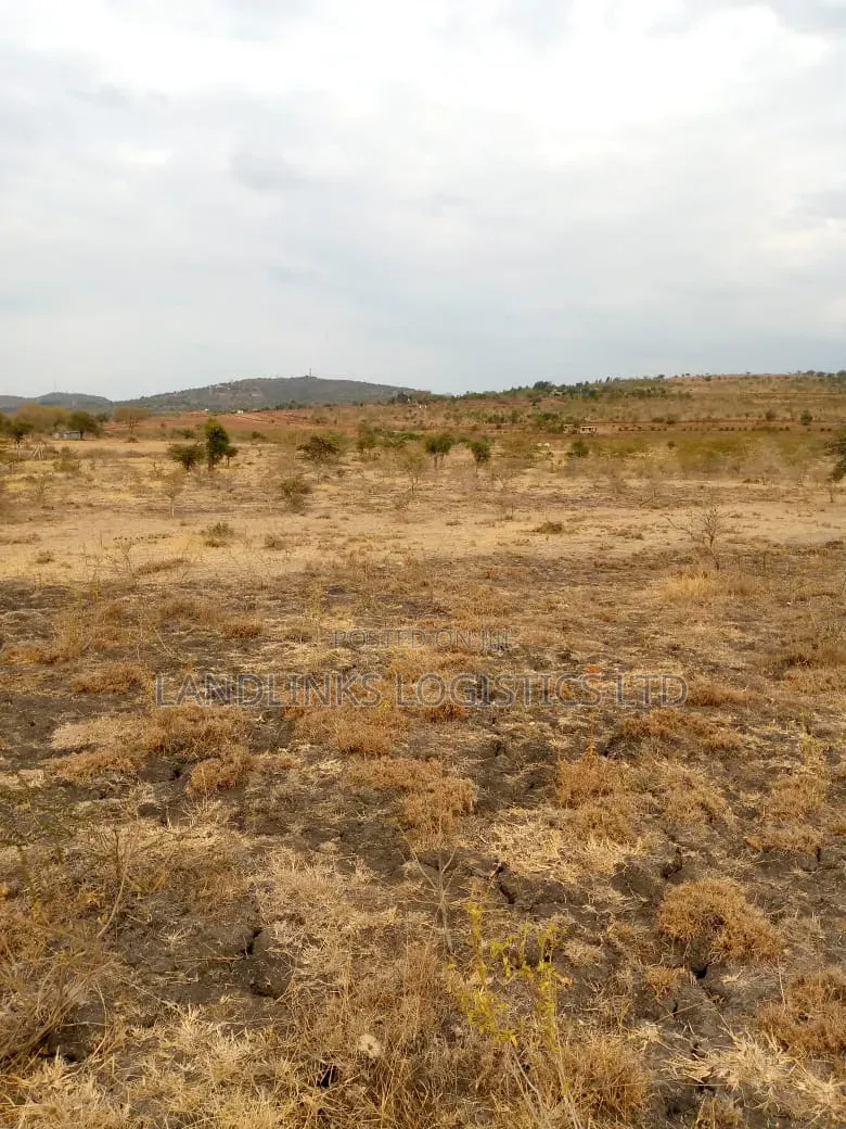 100 Acres Diffirently  Touching Mombasa Rd  at Maanzoni &After  Chumvi