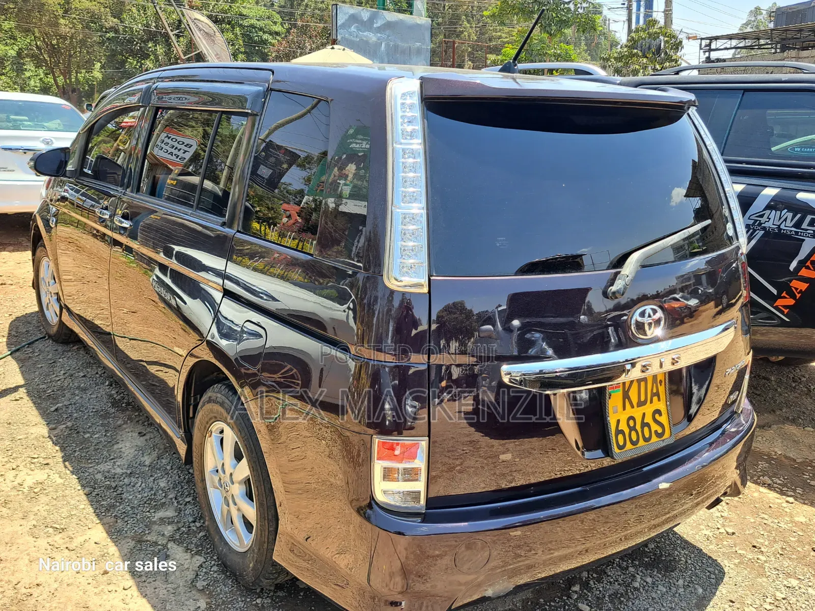 Toyota ISIS 2014 Burgundy