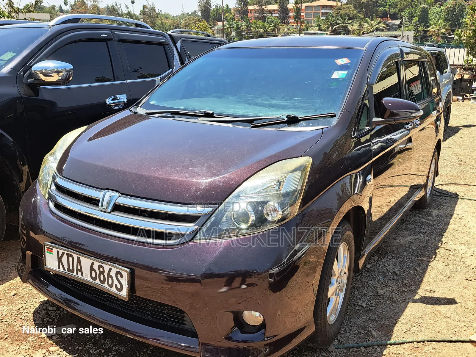 Toyota ISIS 2014 Burgundy