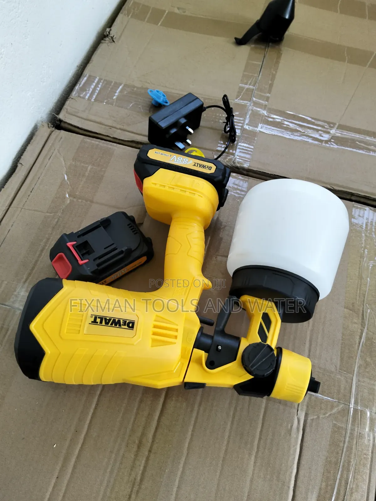 Dewalt Cordless Spray Gun Machine 88v 2 Battery and 3 Extra Nozzles