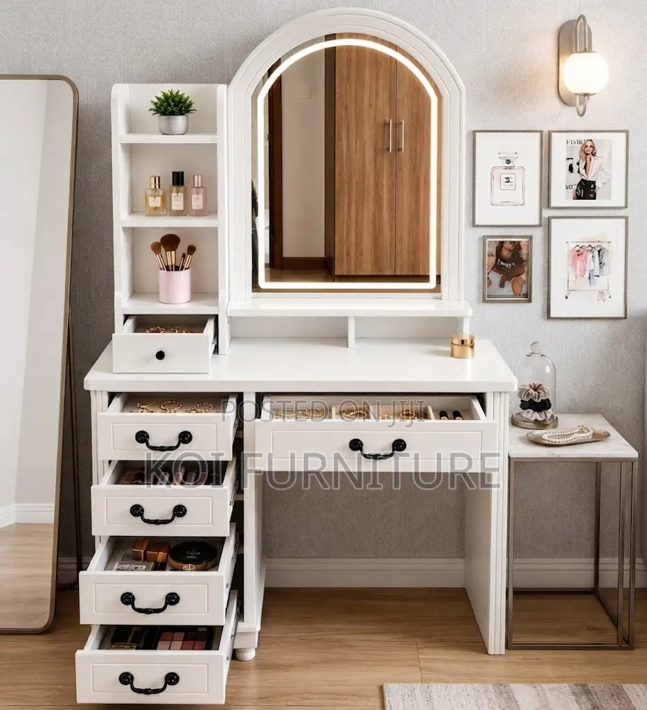 Dressers; Elegant White Dressing Vanity SetWith Lockable Drawers