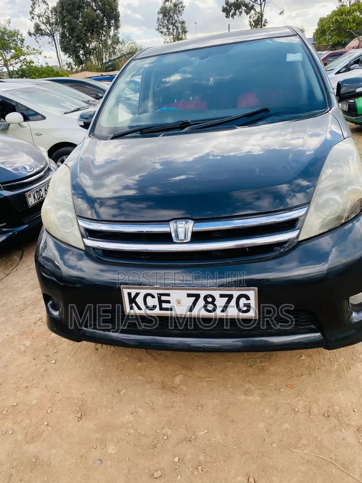 Toyota ISIS 2009 Blue