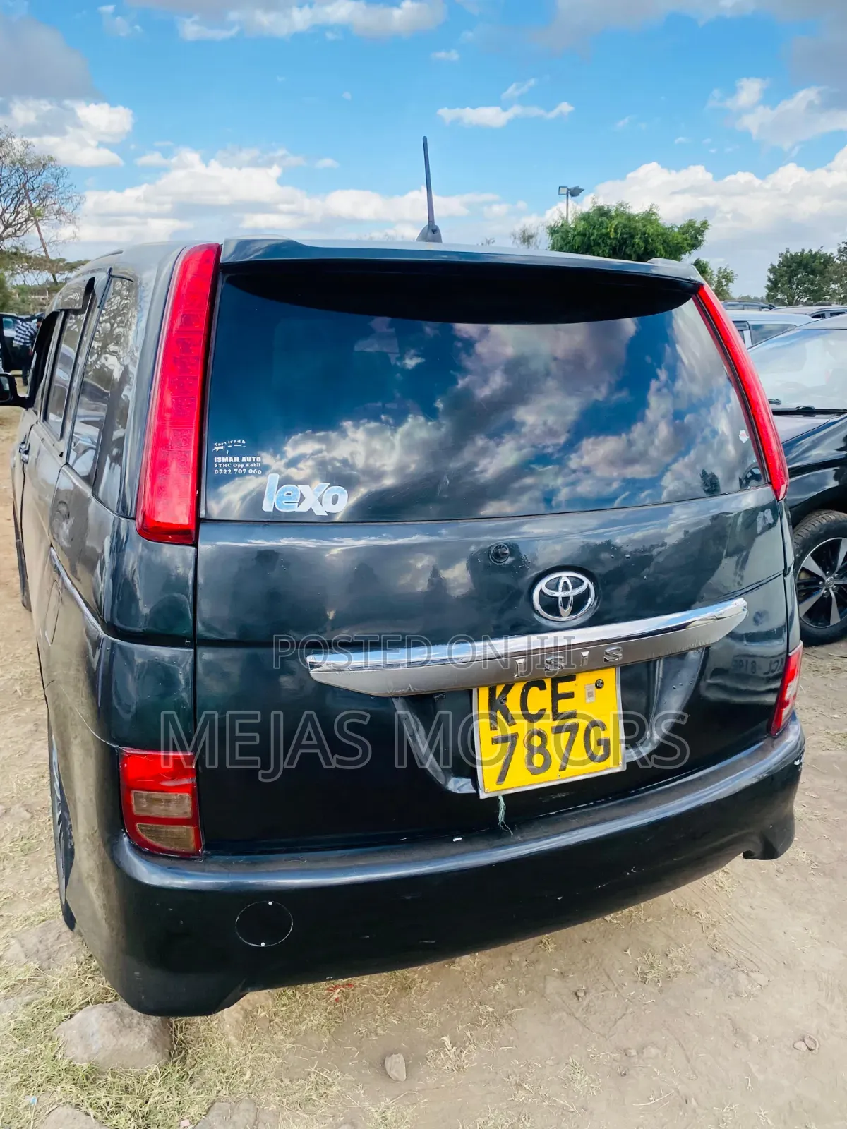 Toyota ISIS 2009 Blue