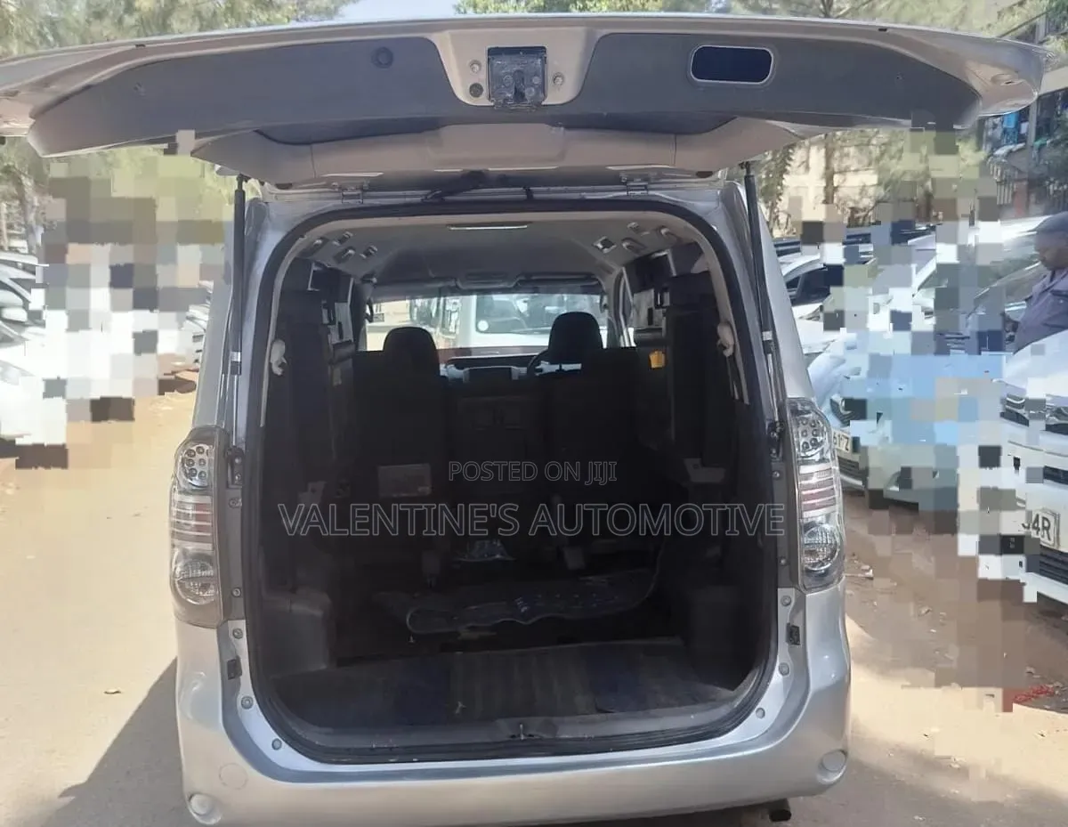 Toyota Voxy 2008 Silver