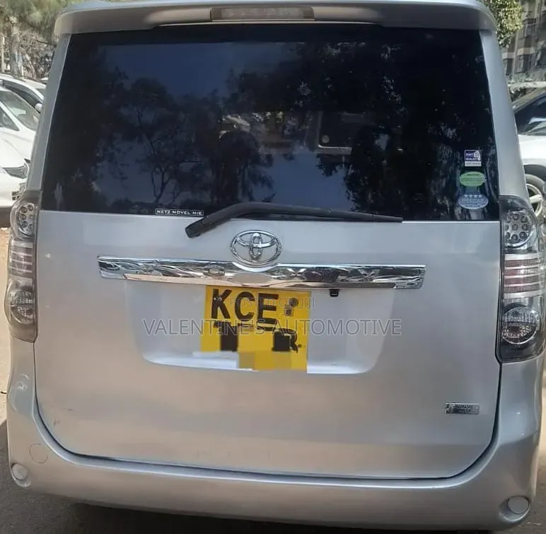 Toyota Voxy 2008 Silver