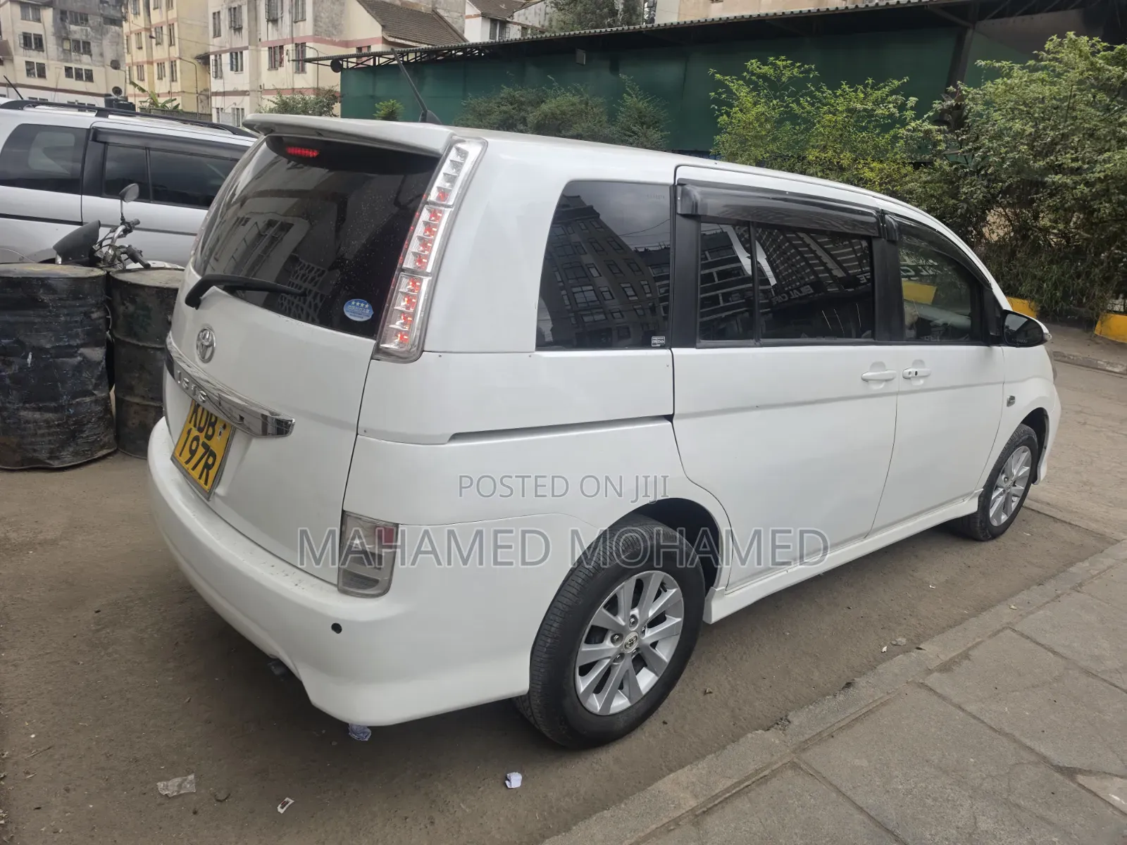 Toyota ISIS 2014 White