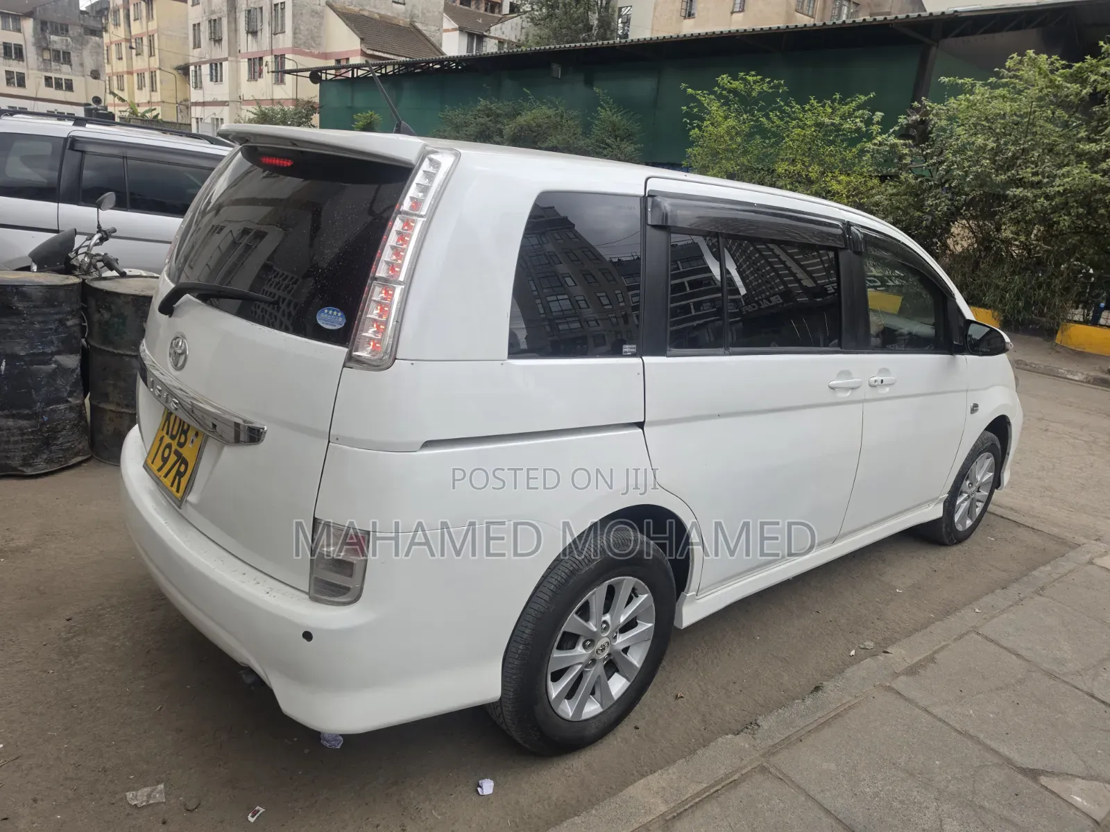 Toyota ISIS 2014 White