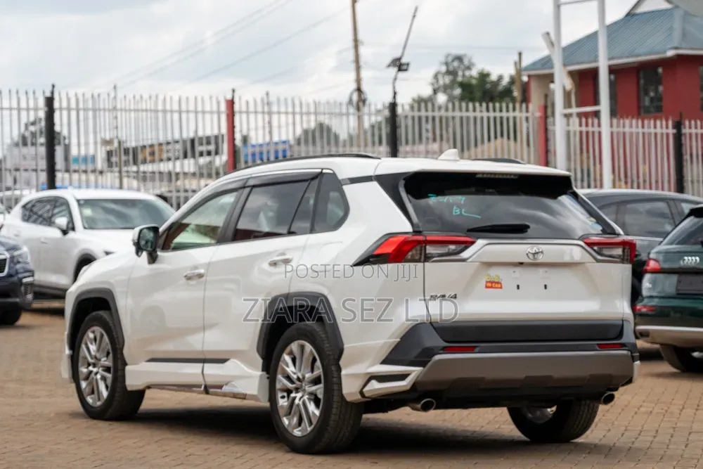 Toyota RAV4 2021 White