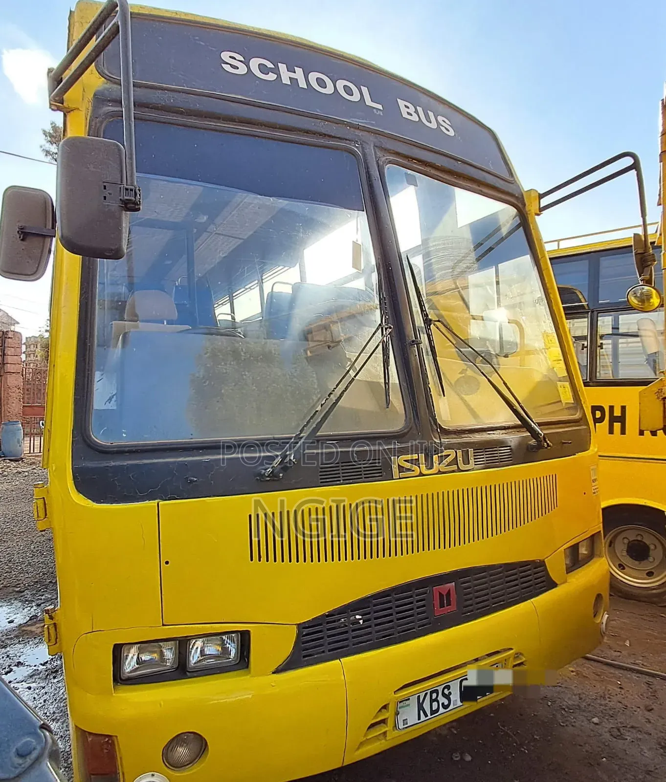 Isuzu Executive Bus 2011 Yellow
