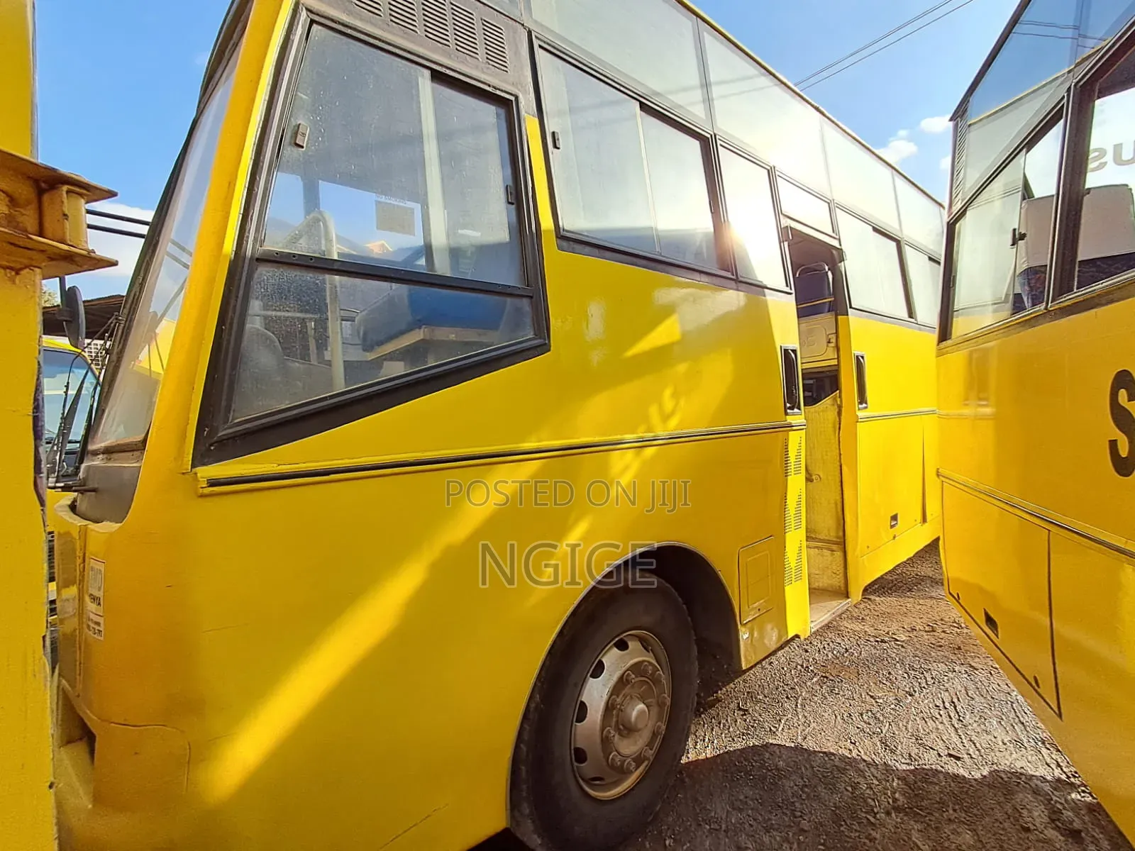 Isuzu Executive Bus 2011 Yellow