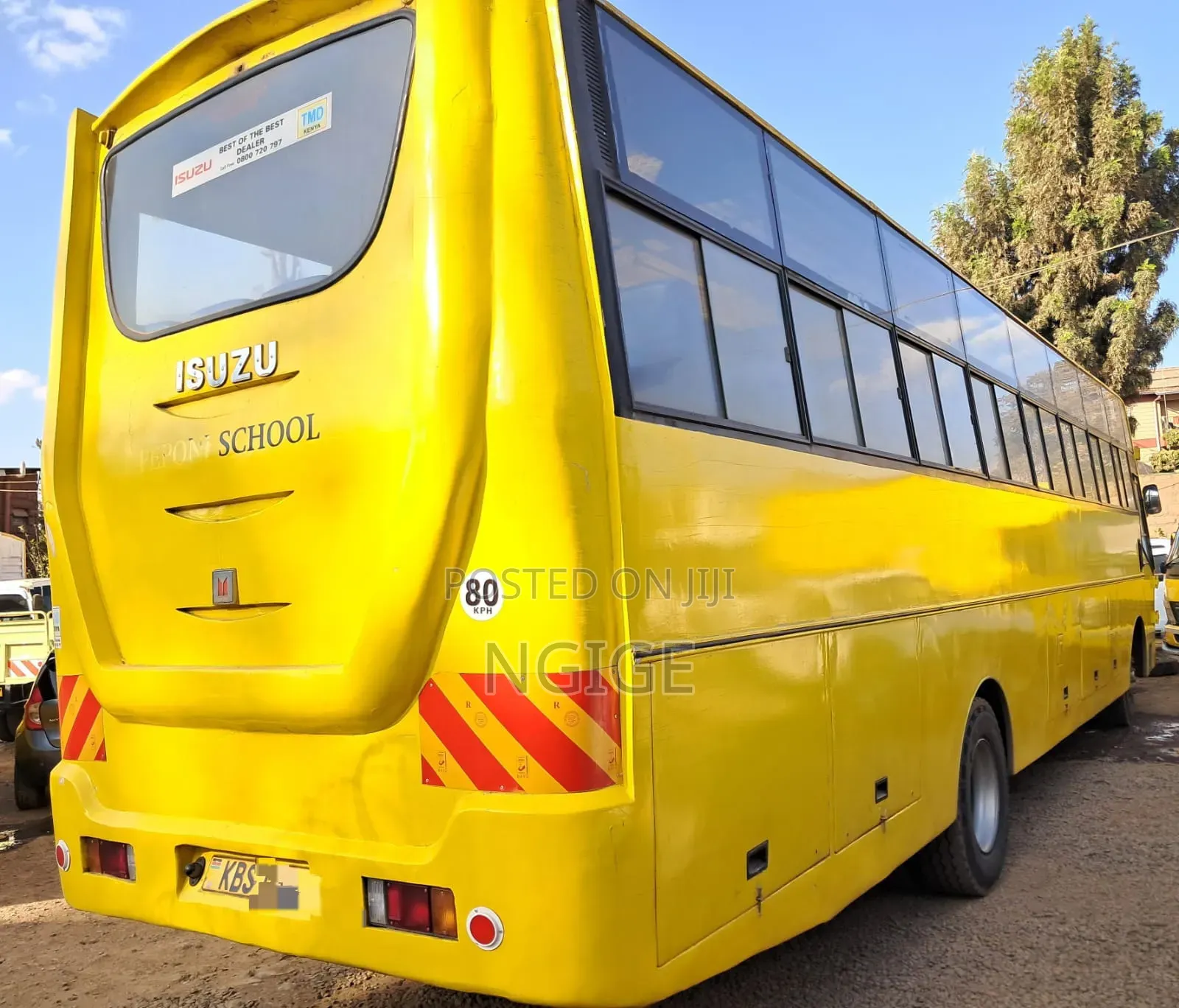 Isuzu Executive Bus 2011 Yellow