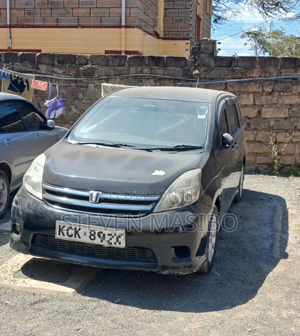 Toyota ISIS 1.8 G 2WD 2010 Black