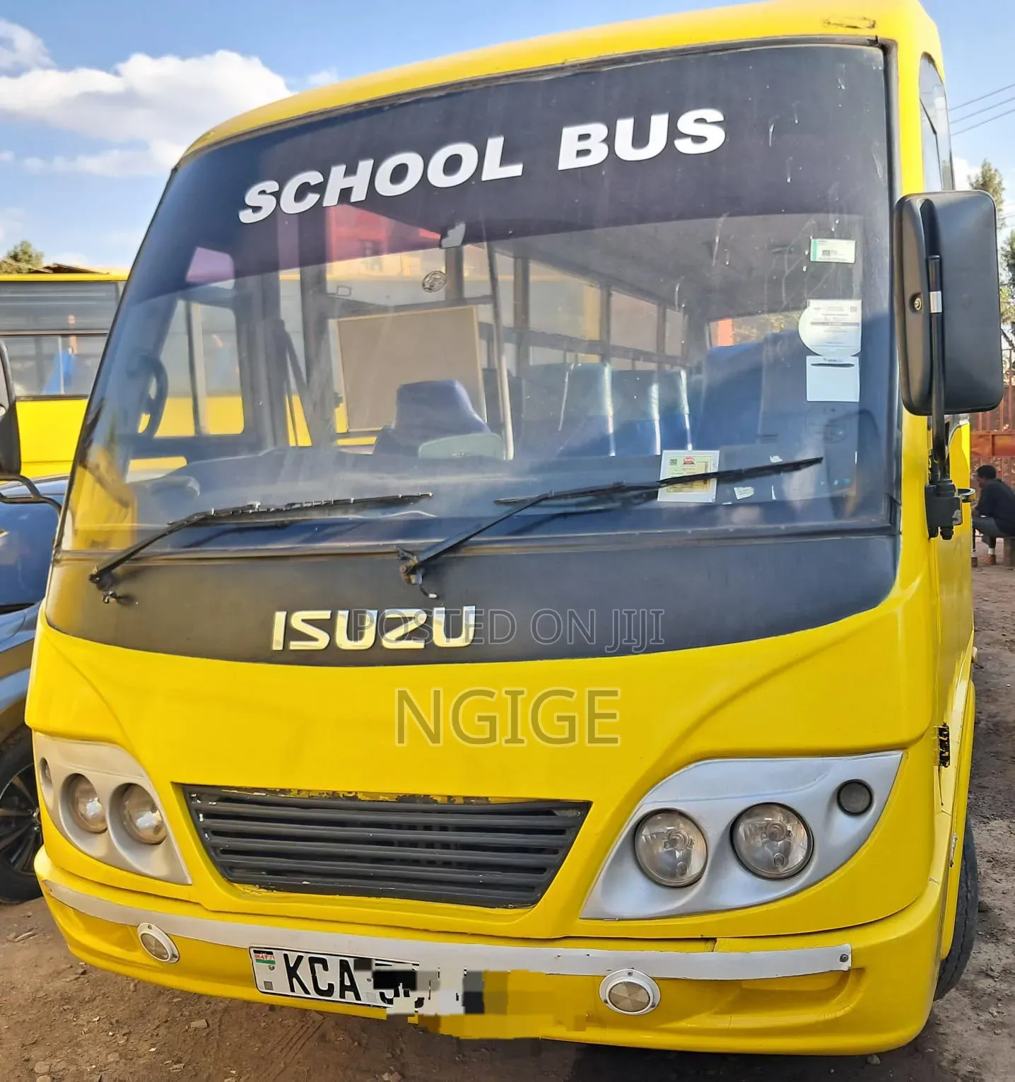 Isuzu NQR 2014 Yellow