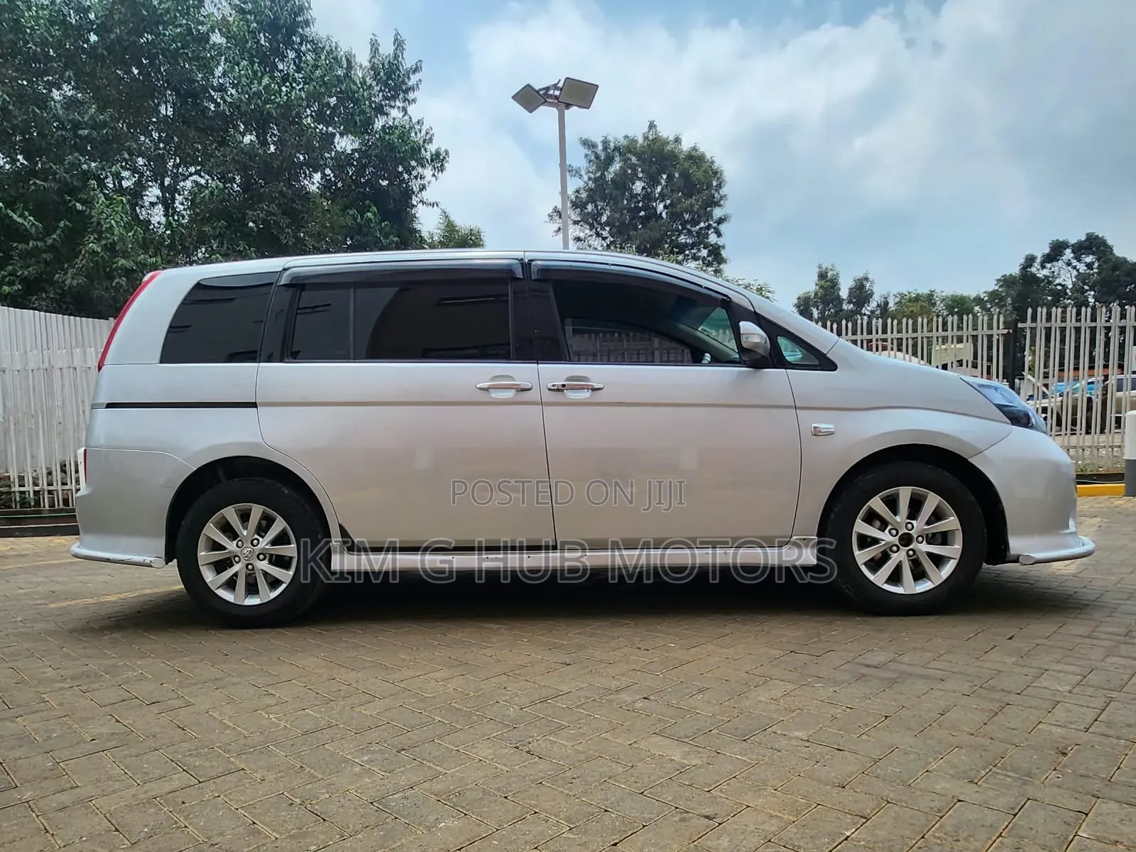 Toyota ISIS 2011 Silver