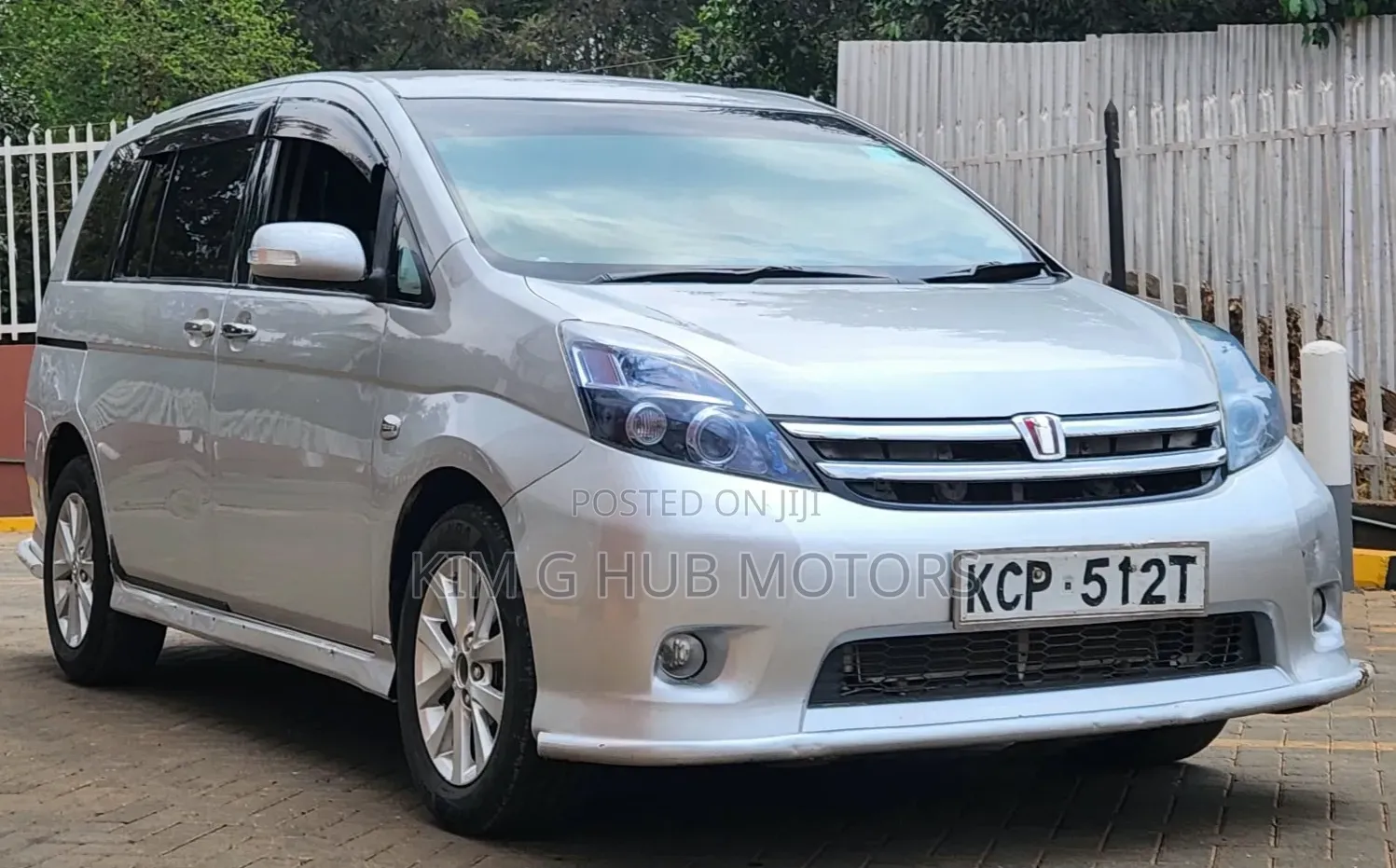 Toyota ISIS 2011 Silver