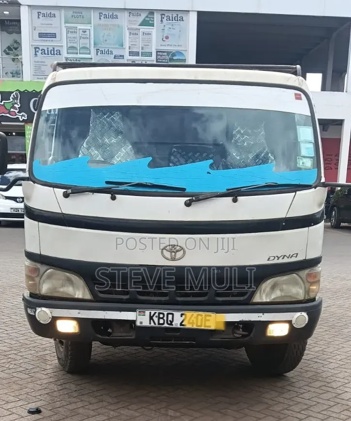 Toyota Dyna 2012 White