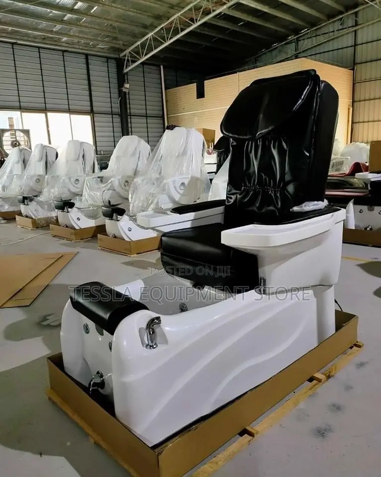 White Fibre Spa Seat for Home Spa and Massage Therapy.