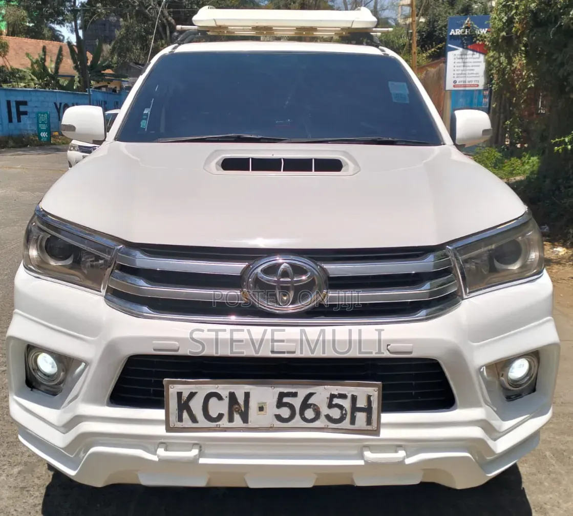 Toyota Hilux 2012 White
