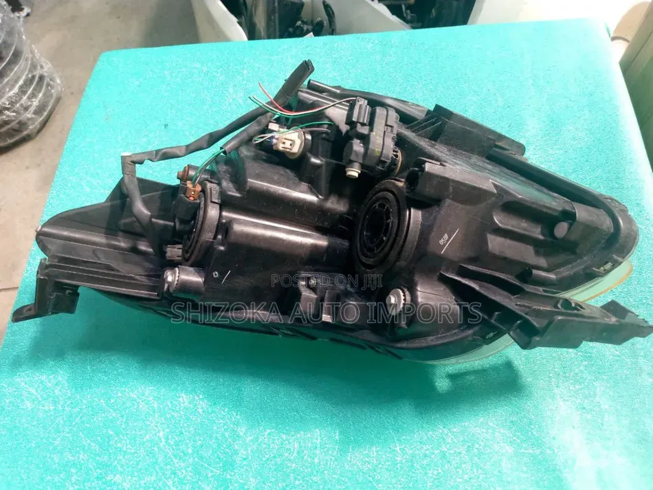 Headlight Assy Rh Toyota Ractis Xenon Scp100 2010