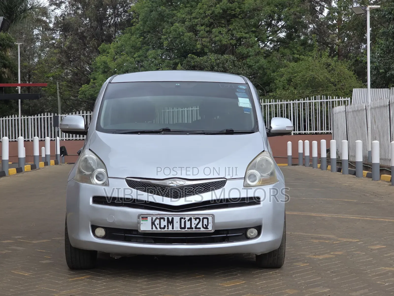 Toyota Ractis 2010 Silver